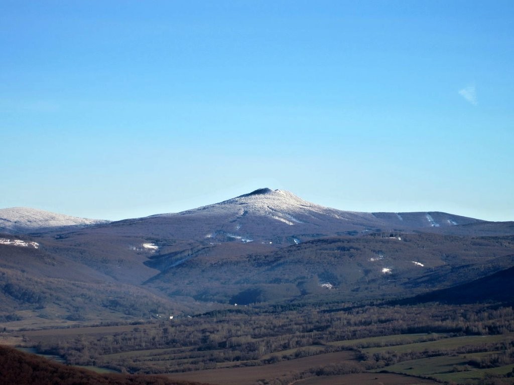 Pohľad na vrch Vihorlat z Červenej skaly, Východné Slovensko