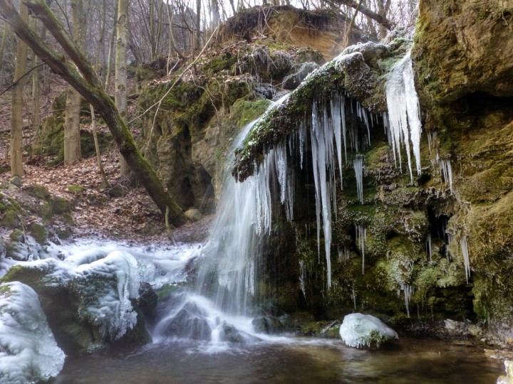 Stredný vodopád v zime, Hájske vodopády, Slovensko