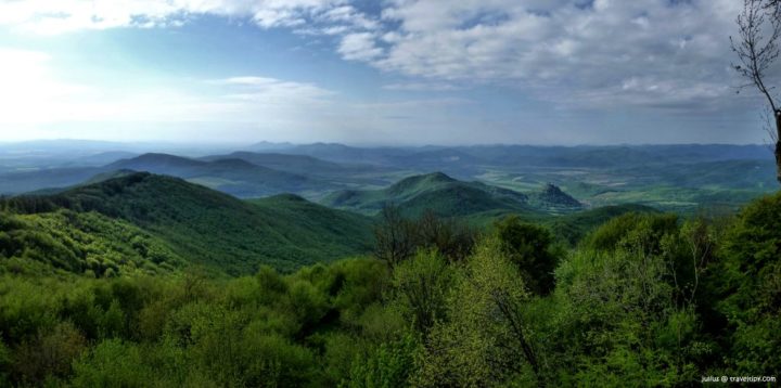 Výhľad z vyhliadkovej veže pod Veľkým Milíčom na Maďarskej strane