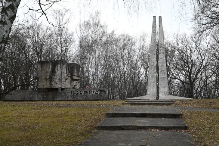 Pamätník Oslobodenia a prírodné múzeum zbraní v obci Skároš, Košice, Slovensko - 5