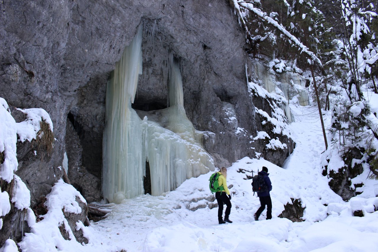 Jeden z množstva ľadopádov v rokline Suchá Belá, Slovenský raj
