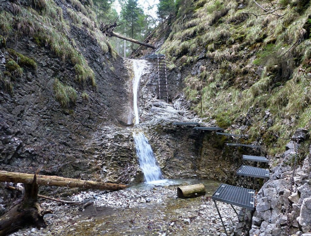 Korytový vodopád na jar, Suchá Belá, Slovenský raj