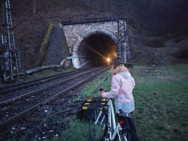 Nový Ťahanovský tunel a vpravo kúsok zasypaného Starého ťahanovského tunela, Košice